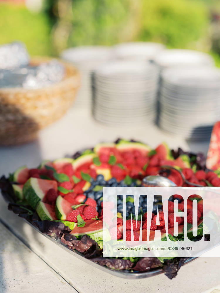 IMAGO Creative, Lifestyle, Feste im Garten #2 Fruit platter serving fresh summer berries and watermelon on a b United States, Colorado, Denver R_FBJQ260218A-1964654-01