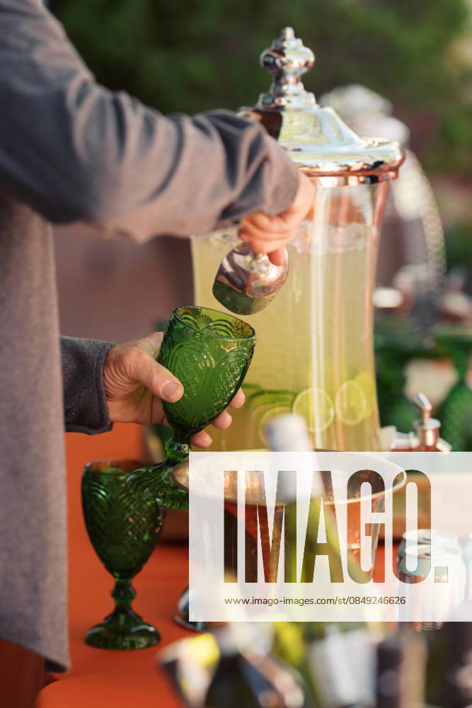 IMAGO Creative, Lifestyle, Feste im Garten #2 Person serving Fresh Lemonade in Green Glassware United States, Colorado, Denver R_FBJQ260218A-1964659-01