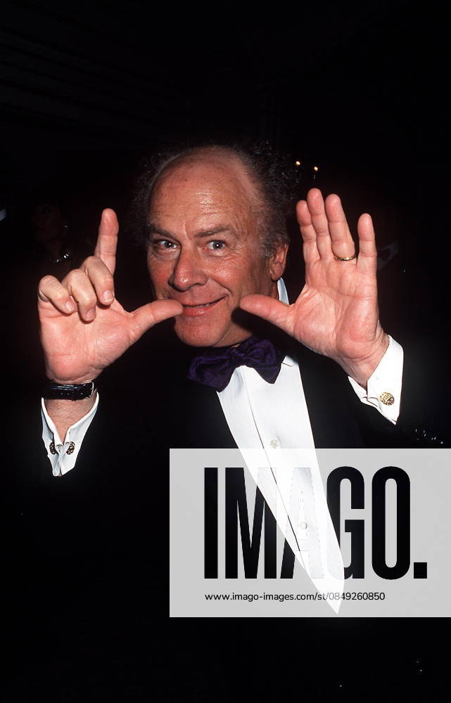 MAN OF ACHIEVEMENT May 7, 2001 - K21812HMc:AMER. CANCER SOCIETY SPRING GALA. MAN OF ACHIEVEMENT .PIERRE HT 05 07 01.ART GARFUNKEL. HENRY McGEE 2001.