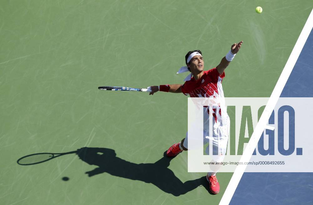Fabio Fognini of Italy serves on day 4 in the Grandstand at the U.S. Open Tennis Championships Stadium at the Billie Jean King National Tennis Center in New York City on September 1, 2011. NYP20110901105 o0 Schatten Schattenspiel