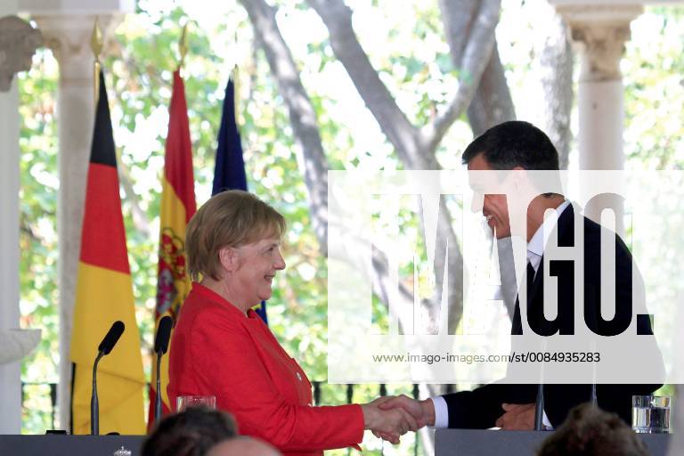 Spanish Prime Minister, Pedro Sanchez (R), and German Chancellor, Angela Merkel (L), address a press conference after their lunch meeting at Guzmanes Palace in Sanlucar de Barrameda, Spain, 11 August 2018. Merkel and Sanchez press conference !ACHTUNG: NUR REDAKTIONELLE NUTZUNG!