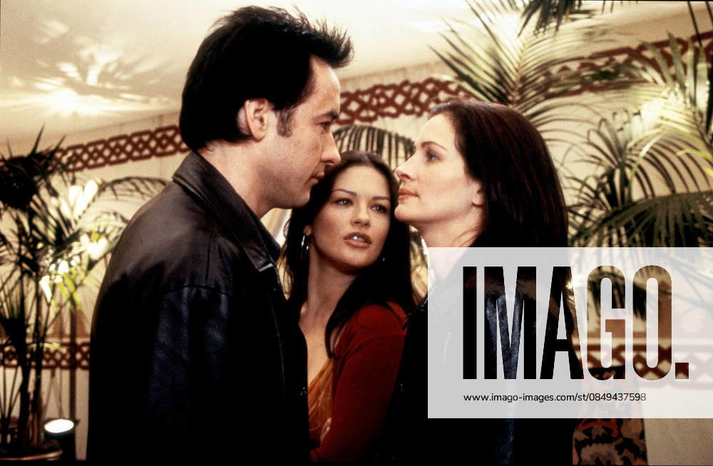 America s Sweethearts Movie Stills Jul 17, 2001; Hollywood, CA, USA; (left to right) JOHN CUSACK as Eddie Thomas, CATHERINE ZETA-JONES as Gwen Harrison, and JULIA ROBERTS as Kathleen Kiki Harrison in the romantic comedy America s Sweethearts directed by Joe Roth. Hollywood CA USA