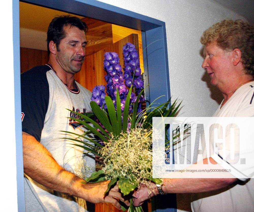 Manager Helmut Ebert überrascht Geburtstagskind Lars Riedel (LAC Erdgas Chemnitz Deutschland) mit Blumen an dessen Hotelzimmertür Leichtathletik LM Herren Deutsche Meisterschaft 2003, Landesmeisterschaft, Diskus, Diskuswurf, Diskuswerfen Gruppe Ulm
