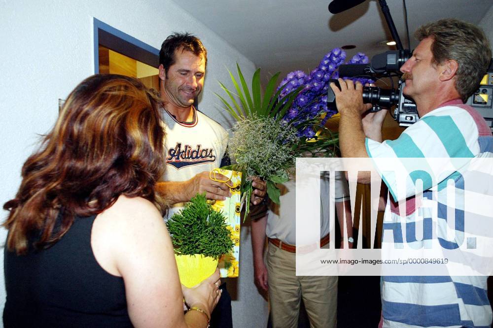 Geburtstagskind Lars Riedel (LAC Erdgas Chemnitz Deutschland) bekommt Blumen im Hotelflur überreicht und wird dabei gefilmt Leichtathletik LM Herren Deutsche Meisterschaft 2003, Landesmeisterschaft, Diskus, Diskuswurf, Diskuswerfen Gruppe Ulm
