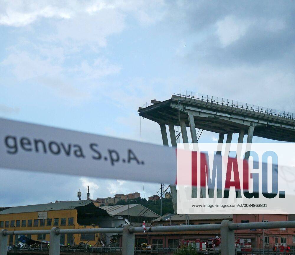 Polcevera viaduct collapse, known as the Morandi bridge, on the A10, (Riccardo Arata, Genova - 2018-08-14) ps the photo can be used respecting the context in which it was taken, and without the defamatory intent of the decoration of the people represented