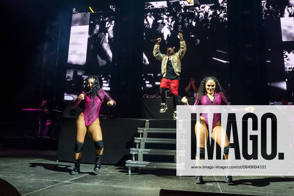 Sean Paul plays a show of his TIMELESS TOUR on March 5, 2026 at the QUARTERBACK Immobilien ARENA Leipzig In front of an almost sold-out venue, the dancehall star delivers an energetic performance with his best-known hits, accompanied by a DJ and an elaborate light and video production, while the audience in the arena dances and sings along  Sean Paul Lei