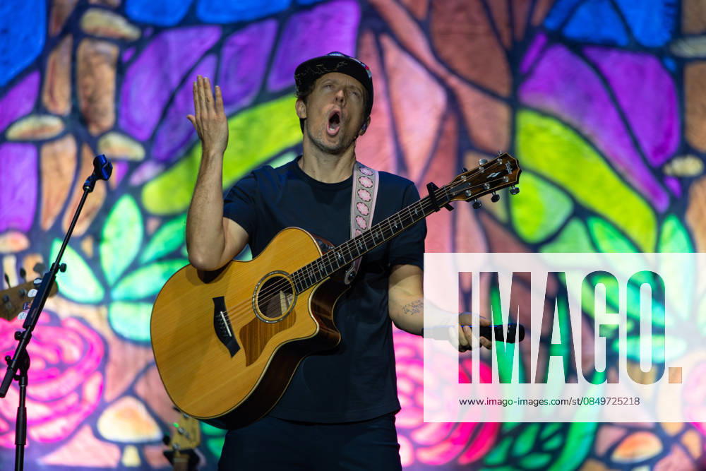 SaO PAULO, SP - 05.03.2026: CANTOR JASON MRAZ FAZ SHOW EM SP - American singer and songwriter Jason Mraz performs at Espaco Unimed, in Sao Paulo, this Thursday (05), with the tour Return to South America Tour, his first in South America in a decade. The show brought together around 3,700 people and featured hits such as Im Yours, Lucky and I Wont Give Up. On stage, Mraz was accompanied by Mona Tavakoli, Becky Gebhardt, Chaska Potter, Mai Bloomfield, Camellia Akhami Gadret and Toca Rivera. x2899351x EmersonxSantos