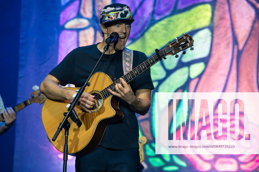 SaO PAULO, SP - 05.03.2026: CANTOR JASON MRAZ FAZ SHOW EM SP - American singer and songwriter Jason Mraz performs at Espaco Unimed, in Sao Paulo, this Thursday (05), with the tour Return to South America Tour, his first in South America in a decade. The show brought together around 3,700 people and featured hits such as Im Yours, Lucky and I Wont Give Up. On stage, Mraz was accompanied by Mona Tavakoli, Becky Gebhardt, Chaska Potter, Mai Bloomfield, Camellia Akhami Gadret and Toca Rivera. x2899353x EmersonxSantos