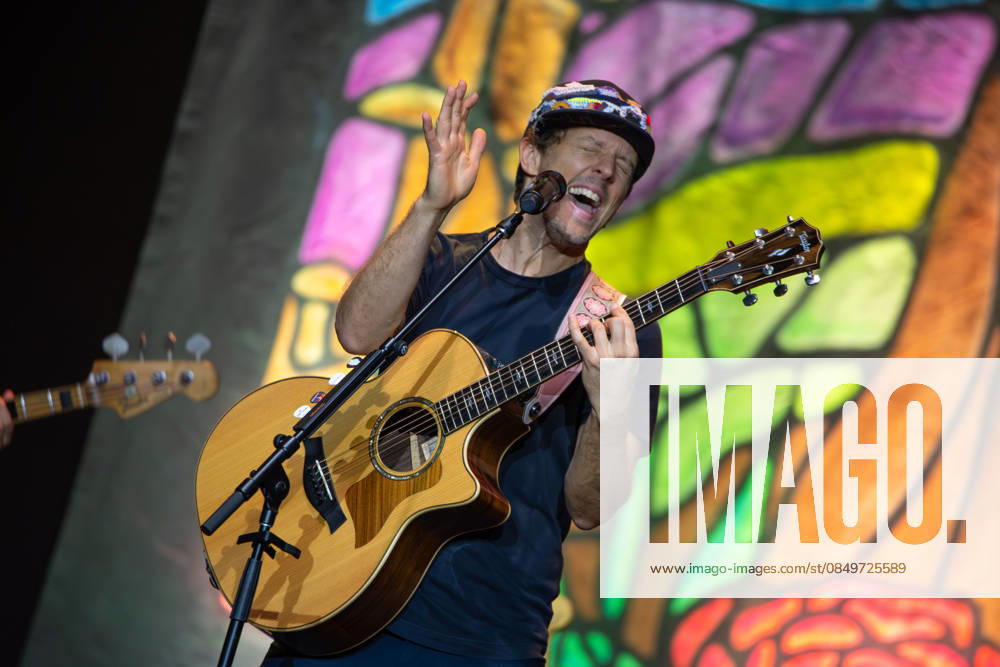 SaO PAULO, SP - 05.03.2026: CANTOR JASON MRAZ FAZ SHOW EM SP - American singer and songwriter Jason Mraz performs at Espaco Unimed, in Sao Paulo, this Thursday (05), with the tour Return to South America Tour, his first in South America in a decade. The show brought together around 3,700 people and featured hits such as Im Yours, Lucky and I Wont Give Up. On stage, Mraz was accompanied by Mona Tavakoli, Becky Gebhardt, Chaska Potter, Mai Bloomfield, Camellia Akhami Gadret and Toca Rivera. x2899355x EmersonxSantos