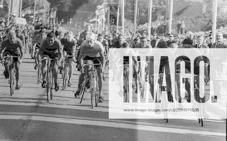 World Championship cycling for professional roadracers in Renaix ronse in 11 august 1963: the contested sprint between Beheyt and Vanlooy. x193677x