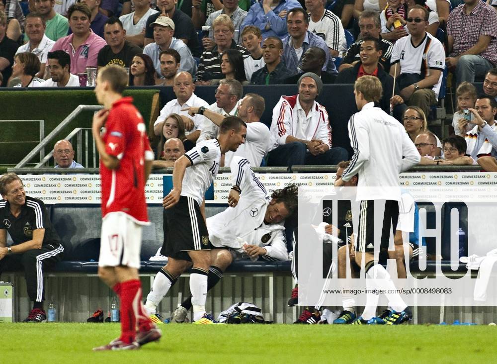 Gelsenkirchen, 02.09.2011, Veltins Arena Lukas Podolski (Deutschland) attackiert nach seiner Auswechslung Tim Wiese (Deutschland) Deutschland - Österreich mm Euro