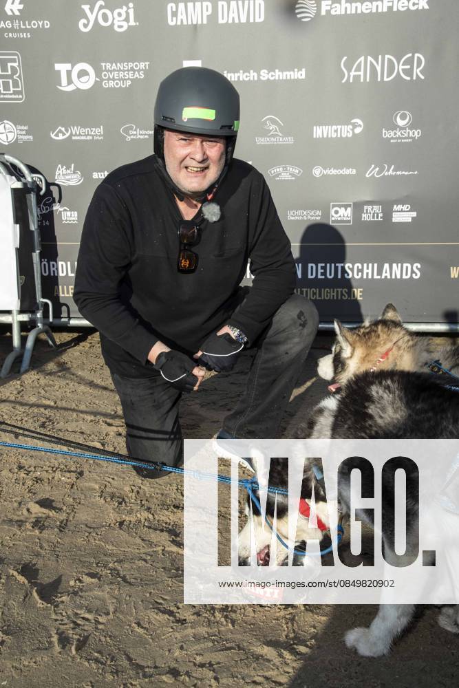 Abb Walter Lehnertz with dogs on the beach at 10 years Baltic Lights 2026 celebrity charity sled dog race in favor of Welthungerhilfe at the Baltic Sea between the sea bridge Ahlbeck and the sea bridge Heringsdorf , Friday 06 03 2026 in Heringsdorf MV Germany