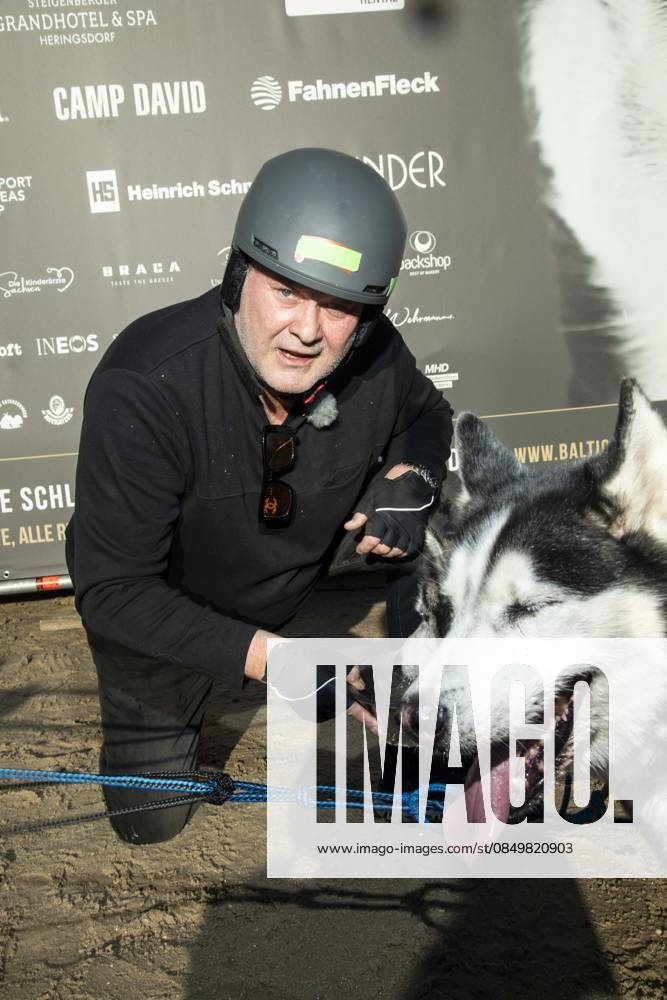 Abb Walter Lehnertz with dogs on the beach at 10 years Baltic Lights 2026 celebrity charity sled dog race in favor of Welthungerhilfe at the Baltic Sea between the sea bridge Ahlbeck and the sea bridge Heringsdorf , Friday 06 03 2026 in Heringsdorf MV Germany
