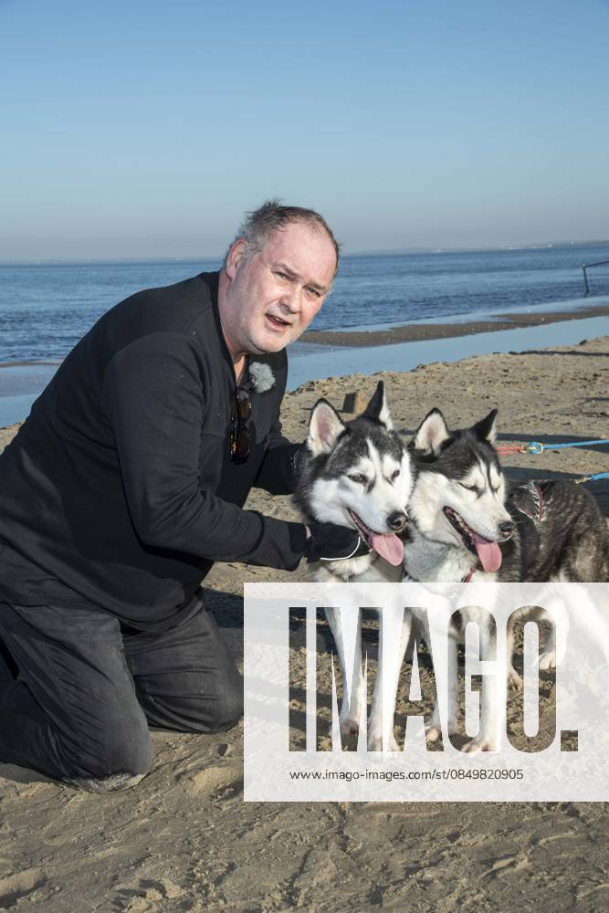 Abb Walter Lehnertz with dogs on the beach at 10 years Baltic Lights 2026 celebrity charity sled dog race in favor of Welthungerhilfe at the Baltic Sea between the sea bridge Ahlbeck and the sea bridge Heringsdorf , Friday 06 03 2026 in Heringsdorf MV Germany