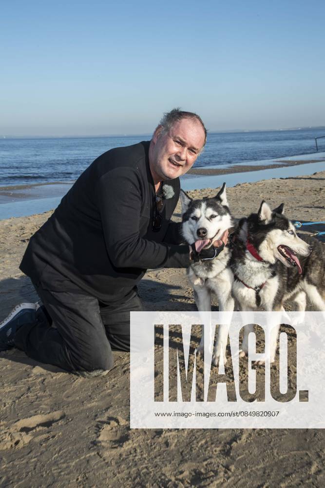 Abb Walter Lehnertz with dogs on the beach at 10 years Baltic Lights 2026 celebrity charity sled dog race in favor of Welthungerhilfe at the Baltic Sea between the sea bridge Ahlbeck and the sea bridge Heringsdorf , Friday 06 03 2026 in Heringsdorf MV Germany