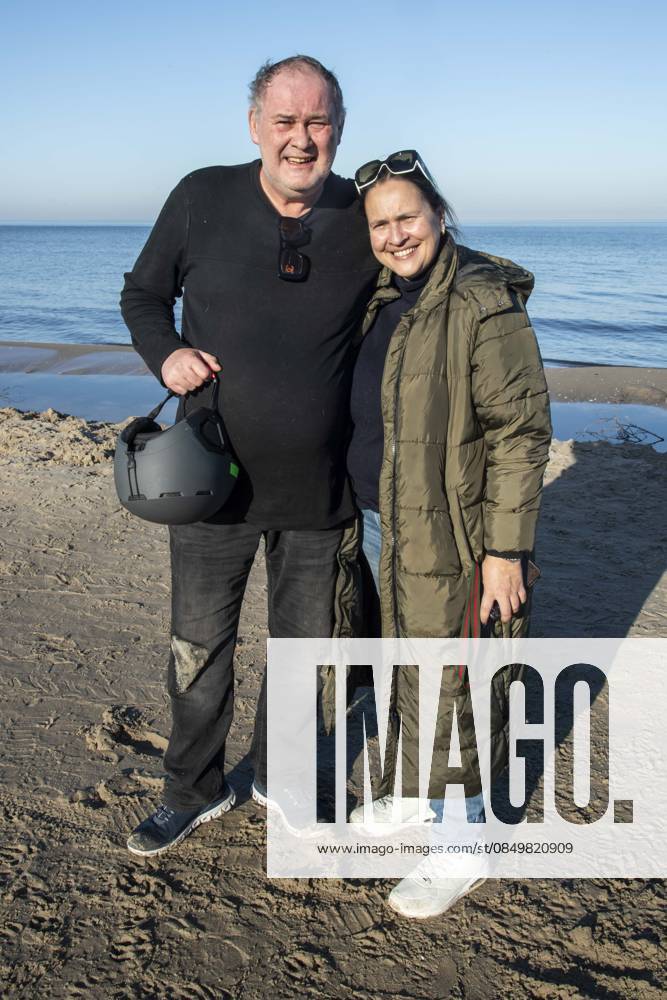 Abb Walter Lehnertz and Sonja Burghausen wife Waldi as guests on the beach at 10 years Baltic Lights 2026 celebrity charity sled dog race in favor of Welthungerhilfe at the Baltic Sea between the sea bridge Ahlbeck and the sea bridge Heringsdorf , Friday 06 03 2026 in Heringsdorf MV Germany