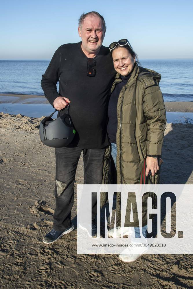 Abb Walter Lehnertz and Sonja Burghausen wife Waldi as guests on the beach at 10 years Baltic Lights 2026 celebrity charity sled dog race in favor of Welthungerhilfe at the Baltic Sea between the sea bridge Ahlbeck and the sea bridge Heringsdorf , Friday 06 03 2026 in Heringsdorf MV Germany