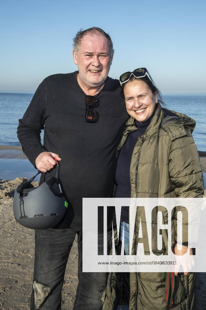Abb Walter Lehnertz and Sonja Burghausen wife Waldi as guests on the beach at 10 years Baltic Lights 2026 celebrity charity sled dog race in favor of Welthungerhilfe at the Baltic Sea between the sea bridge Ahlbeck and the sea bridge Heringsdorf , Friday 06 03 2026 in Heringsdorf MV Germany