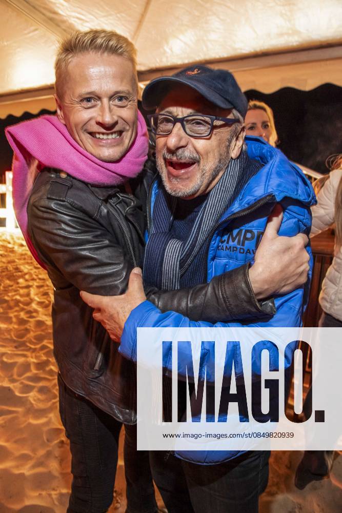 Abb Roman Knizka and Wolfgang Stumph as guests on the beach at the 10th anniversary of Baltic Lights 2026 celebrity charity sled dog race in aid of Welthungerhilfe on the Baltic Sea between the Ahlbeck sea bridge and the Heringsdorf sea bridge, Friday 06 03 2026 in Heringsdorf MV Germany