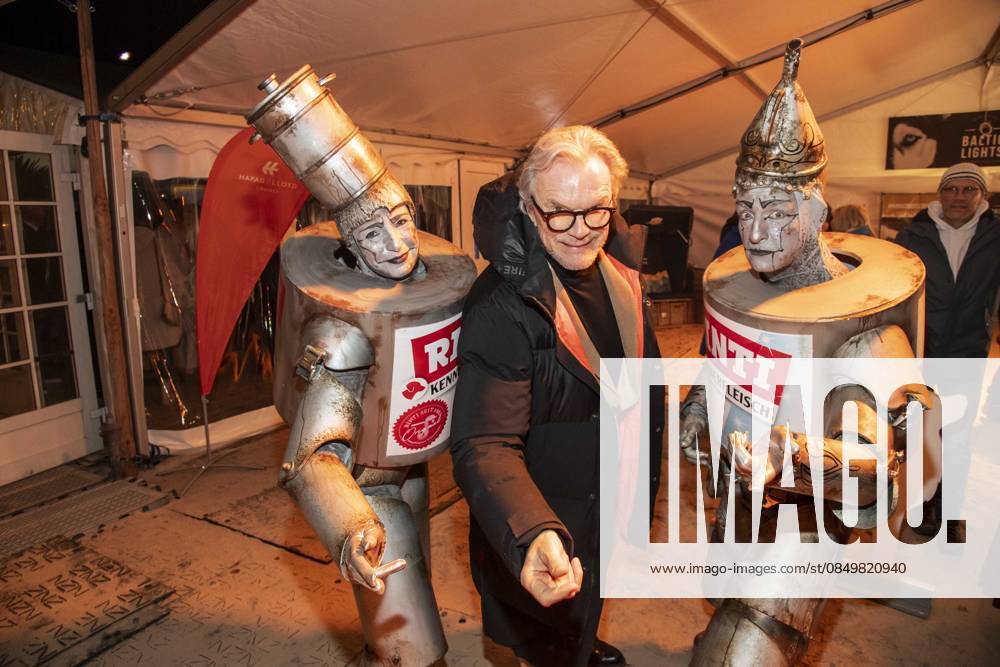 Abb Wolfgang Lippert with advertising figures on the beach at the 10th anniversary of Baltic Lights 2026 celebrity charity sled dog race in aid of Welthungerhilfe on the Baltic Sea between the Ahlbeck and Heringsdorf sea bridges, Friday 06 03 2026 in Heringsdorf MV Germany
