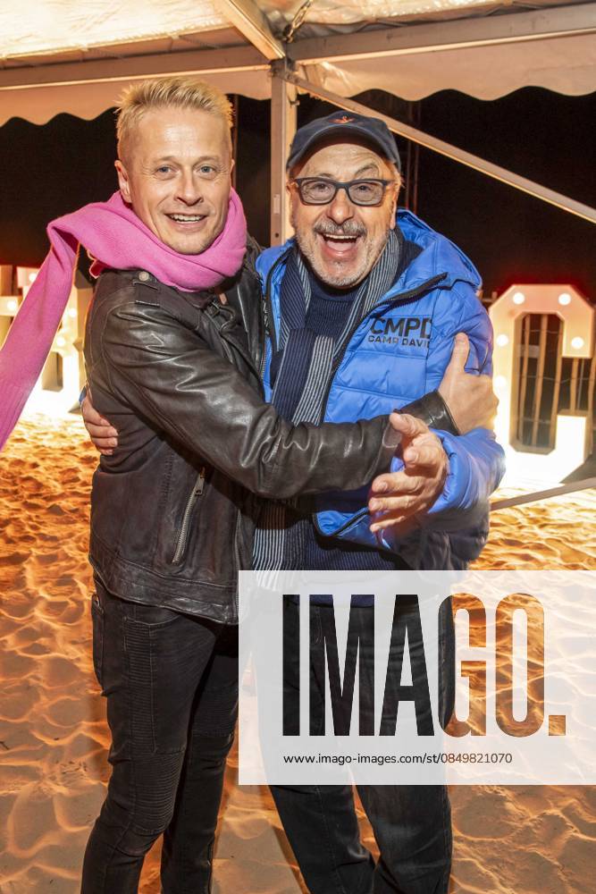 Abb Roman Knizka and Wolfgang Stumph as guests on the beach at the 10th anniversary of Baltic Lights 2026 celebrity charity sled dog race in aid of Welthungerhilfe on the Baltic Sea between the Ahlbeck sea bridge and the Heringsdorf sea bridge, Friday 06 03 2026 in Heringsdorf MV Germany