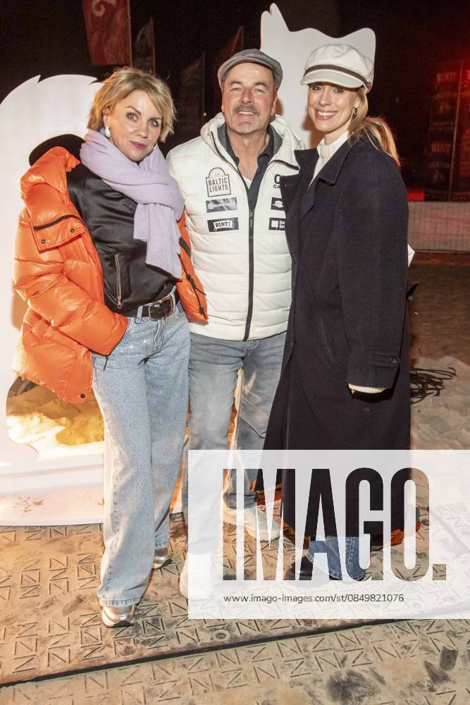 Abb Gisa Zach, Till Demtroeder and Lara Dandelion Seibert as guests on the beach at the 10th anniversary of Baltic Lights 2026 celebrity charity sled dog race in aid of Welthungerhilfe on the Baltic Sea between the Ahlbeck and Heringsdorf sea bridges, Friday 06 03 2026 in Heringsdorf MV Germany