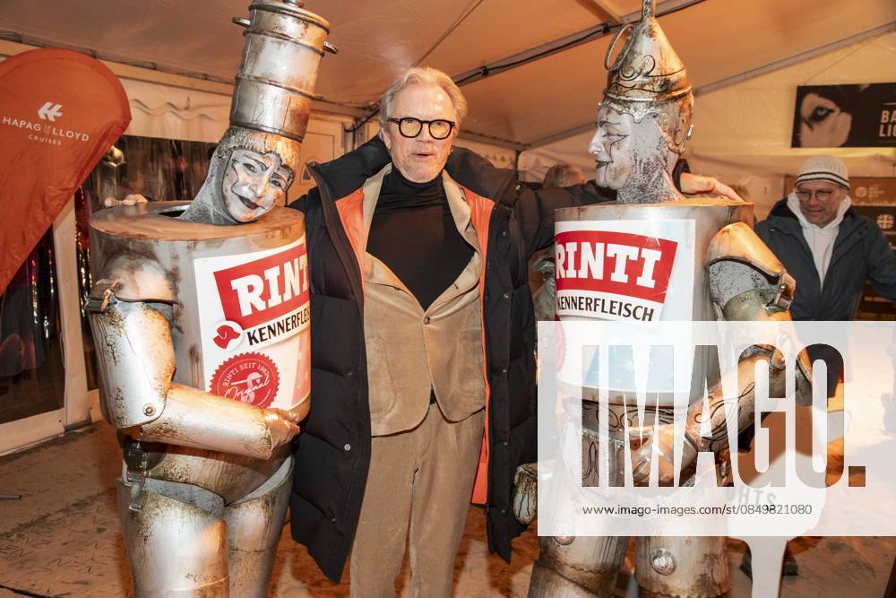 Abb Wolfgang Lippert with advertising figures on the beach at the 10th anniversary of Baltic Lights 2026 celebrity charity sled dog race in aid of Welthungerhilfe on the Baltic Sea between the Ahlbeck and Heringsdorf sea bridges, Friday 06 03 2026 in Heringsdorf MV Germany