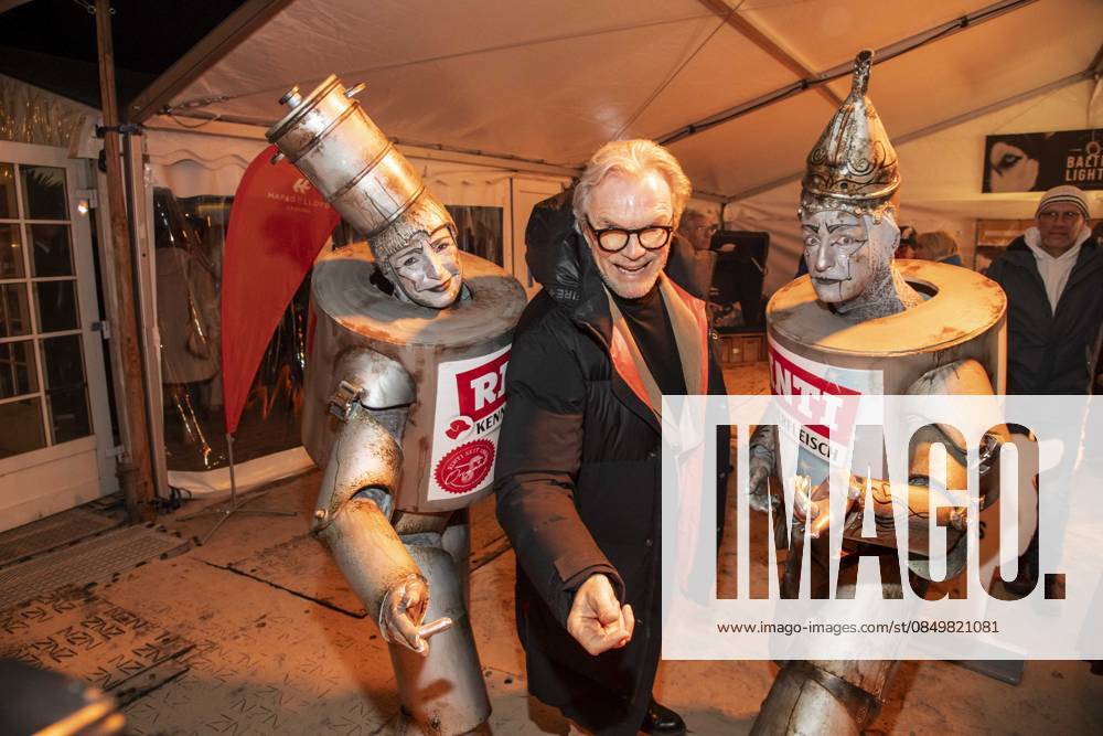 Abb Wolfgang Lippert with advertising figures on the beach at the 10th anniversary of Baltic Lights 2026 celebrity charity sled dog race in aid of Welthungerhilfe on the Baltic Sea between the Ahlbeck and Heringsdorf sea bridges, Friday 06 03 2026 in Heringsdorf MV Germany