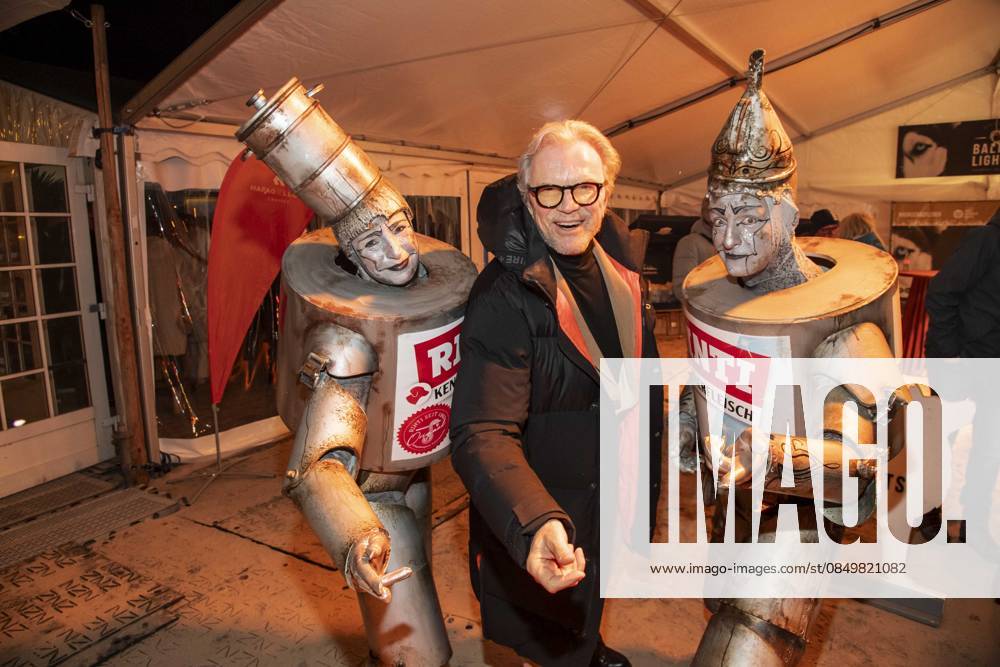 Abb Wolfgang Lippert with advertising figures on the beach at the 10th anniversary of Baltic Lights 2026 celebrity charity sled dog race in aid of Welthungerhilfe on the Baltic Sea between the Ahlbeck and Heringsdorf sea bridges, Friday 06 03 2026 in Heringsdorf MV Germany