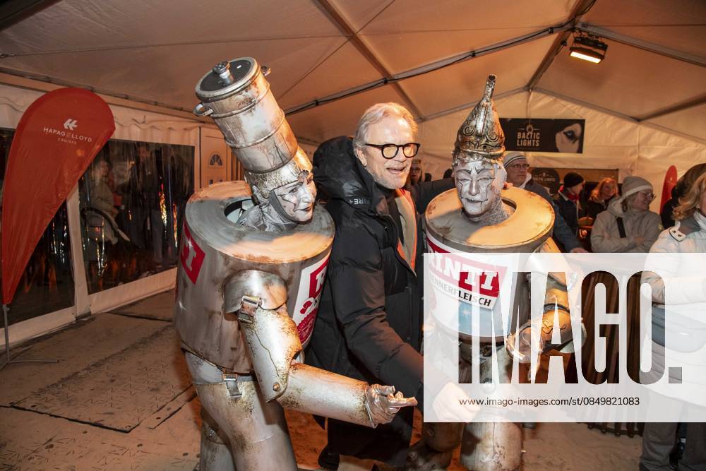 Abb Wolfgang Lippert with advertising figures on the beach at the 10th anniversary of Baltic Lights 2026 celebrity charity sled dog race in aid of Welthungerhilfe on the Baltic Sea between the Ahlbeck and Heringsdorf sea bridges, Friday 06 03 2026 in Heringsdorf MV Germany