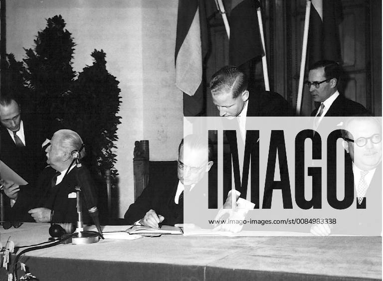 THE HAGUE -- -- SIGNING OF THE TREATY OF THE ECONOMIC UNION OF THE BENELUX ON FEBRUARY 3, 1958. OPS: J. BECH, MINISTER OF FOREIGN AFFAIRS OF LUXEMBURG, W. DRIES, PRIME MINISTER OF THE NETHERLANDS AND ACHILLE VAN ACKER, BELGIAN PRIME MINISTER. .JEP WST . x244414x