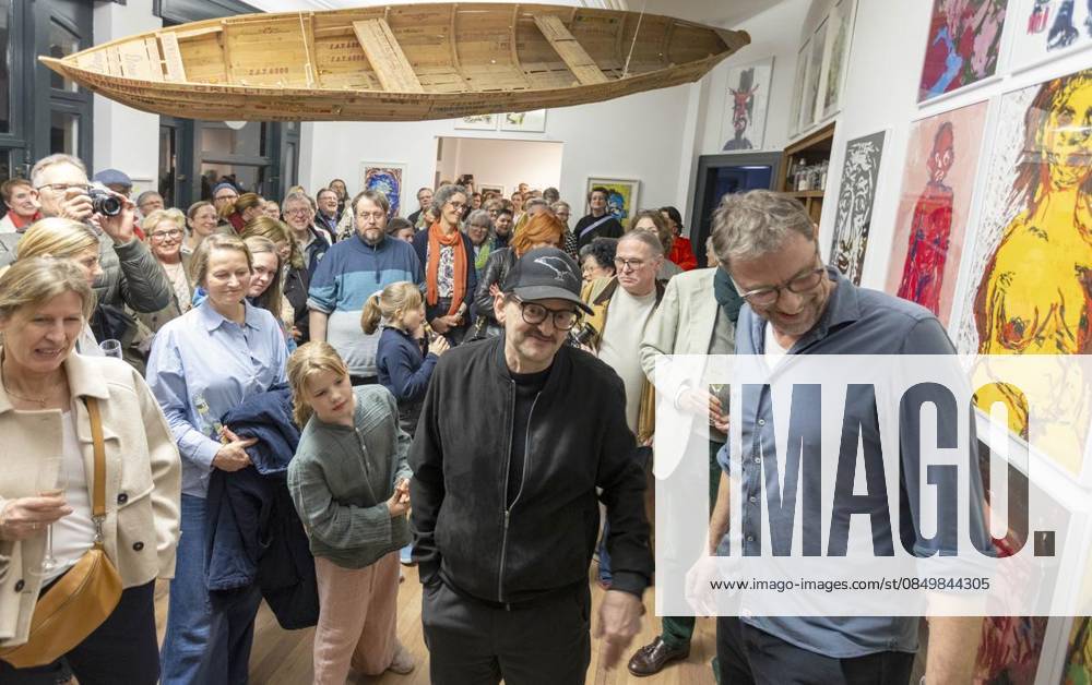 The actor and artist, Milan Peschel, The actor and artist, Milan Peschel, presents his own artistic works at a vernissage opened by Uli Wilkes at the Kleine Affäre in Hattingen Blankenstein on Saturday, March 7, 2026 Video Walter Fischer FUNKE Foto S
