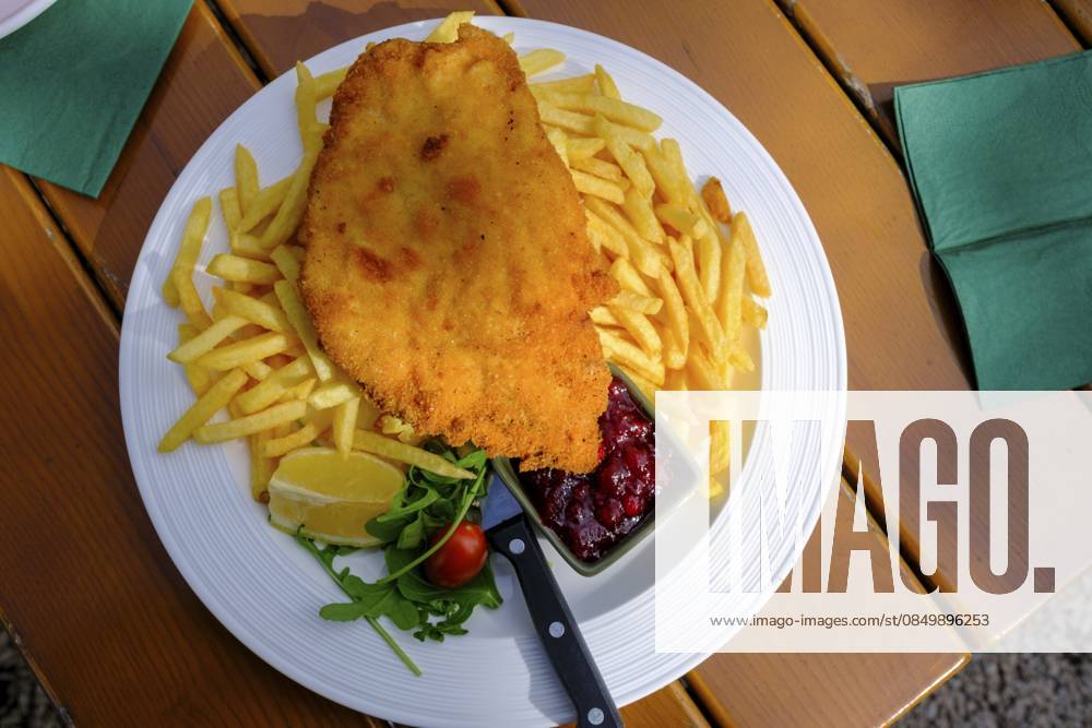 Wiener Schnitzel mit Pommes, Food, Klosterwirt, Höglwörth, Höglwörther See, Rupertiwinkl, Oberbayern, Bayern, Deutschland Wiener Schnitzel mit Pommes, Food, Klosterwirt, Höglwörth, Höglwörther See, Rupertiwinkl, Upper Bavaria, Bavaria, Germany