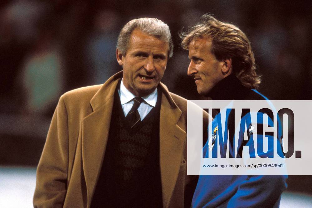 Andreas Brehme (re.) und Trainer Giovanni Trapattoni (beide Inter) im Gespräch Fußball Herren Serie A 1988 1989, 1. Italienische Liga, Internazionale Mailand Gruppe