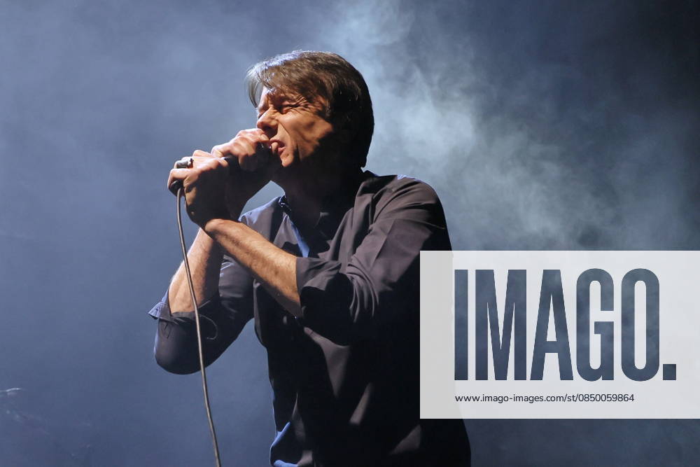 Suede, singer Brett Anderson, in concert live at Uber Eats Music Hall, Berlin, Berlin