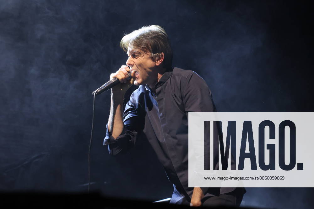 Suede, singer Brett Anderson, in concert live at Uber Eats Music Hall, Berlin, Berlin