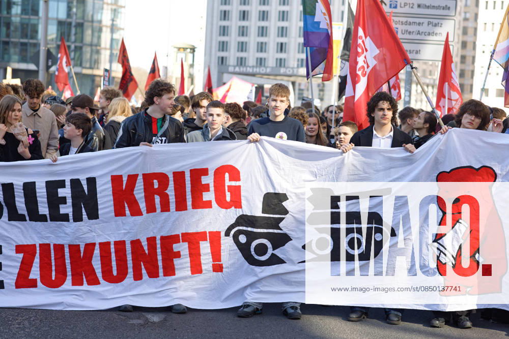 Berlin, Germany, DEU School strike against compulsory military service 05 03 2026, Berlin, Germany, DEU School strike against compulsory military service Students from Berlin are striking against possible conscription