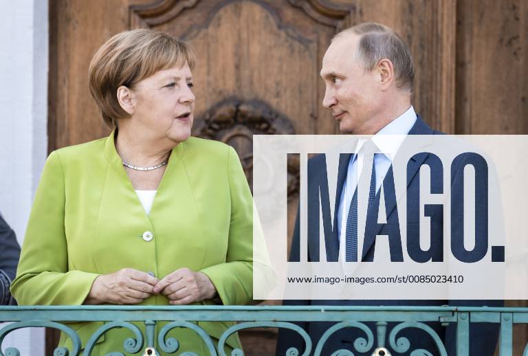 Chancellor Angela Merkel l CDU welcomes Russian President Vladimir Putin in front of Meseberg Castle 18 08 2018 Gransee Berlin Germany