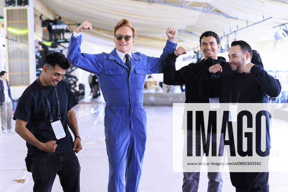 98th Oscars host Conan O BRIEN and assistants flex their biceps during the Red Carpet at the Dolby Theater in Hollywood ahead of the upcoming Academy Awards which will take place Sunday March 15th. Hollywood USA - ZUMAp124 20260311_zaa_p124_020