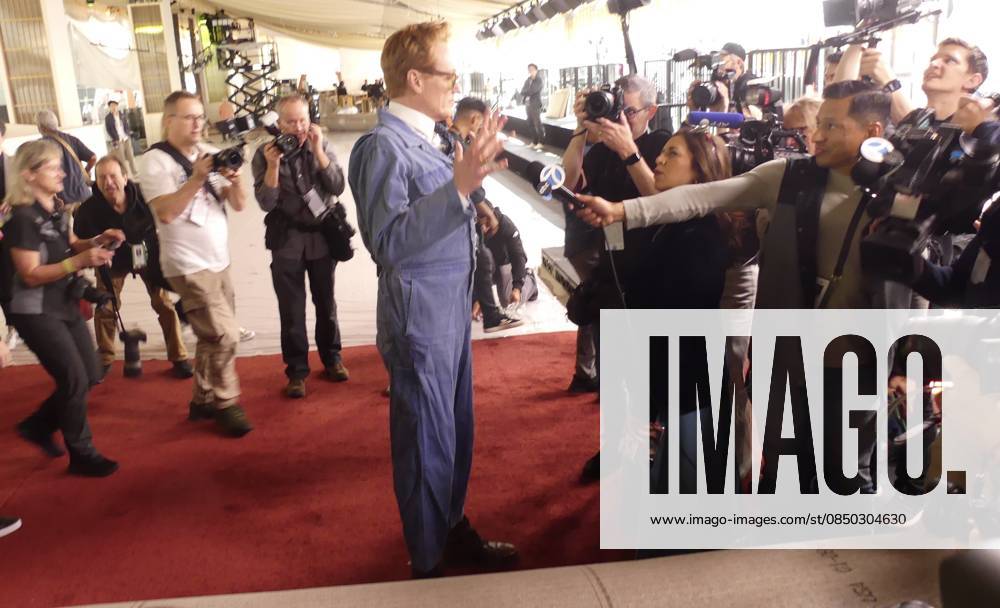 * Conan O Brien At Oscar s Carpet Roll-Out.* (NEW) *Conan O Brien At Oscar s Carpet Roll-Out.* March 11, 2026, Dolby Theatre, Ovation Hollywood, California, USA: Host of the coming March 15, Sunday s 2026 Oscars, event host Conan O Brien ceremonially-rolled out the 900-foot-long 2026 Oscars Red Carpet at the Dolby Theatre in Los Angeles, while assisting the crew, joking about the carpet s 6,000-lb weight, and momentarily reclining on the carpet for a photo-op seen around-the-world. Credit: Julia Mineeva EGBN News TheNews2 (Foto: EGBN News Thenews2 imago images) * Conan O Brien At Oscar s Carpet Roll-Out.*