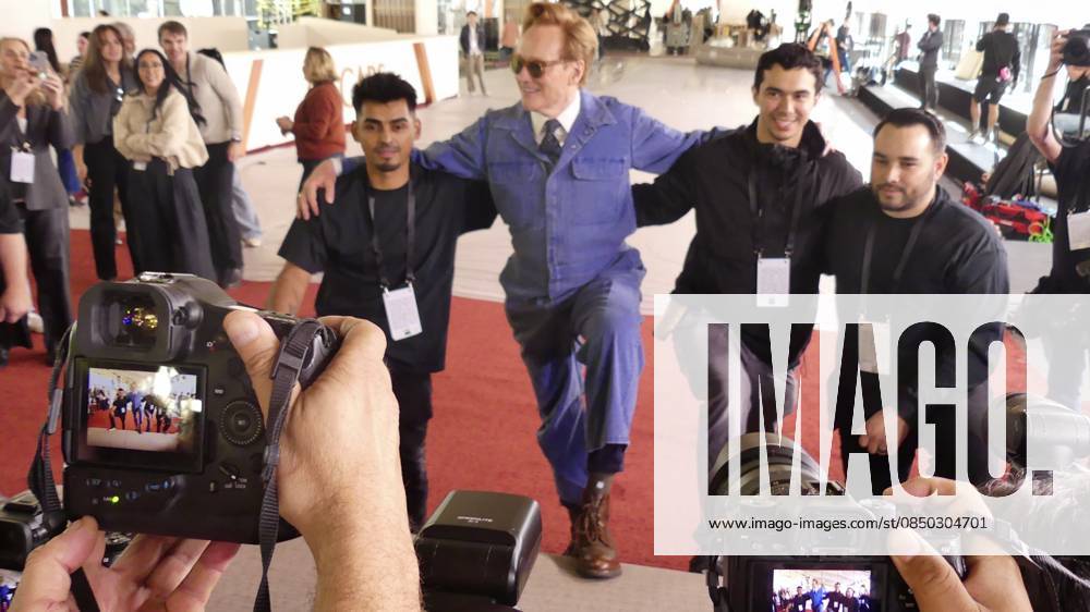 * Conan O Brien At Oscar s Carpet Roll-Out.* (NEW) *Conan O Brien At Oscar s Carpet Roll-Out.* March 11, 2026, Dolby Theatre, Ovation Hollywood, California, USA: Host of the coming March 15, Sunday s 2026 Oscars, event host Conan O Brien ceremonially-rolled out the 900-foot-long 2026 Oscars Red Carpet at the Dolby Theatre in Los Angeles, while assisting the crew, joking about the carpet s 6,000-lb weight, and momentarily reclining on the carpet for a photo-op seen around-the-world. Credit: Julia Mineeva EGBN News TheNews2 (Foto: EGBN News Thenews2 imago images) * Conan O Brien At Oscar s Carpet Roll-Out.*