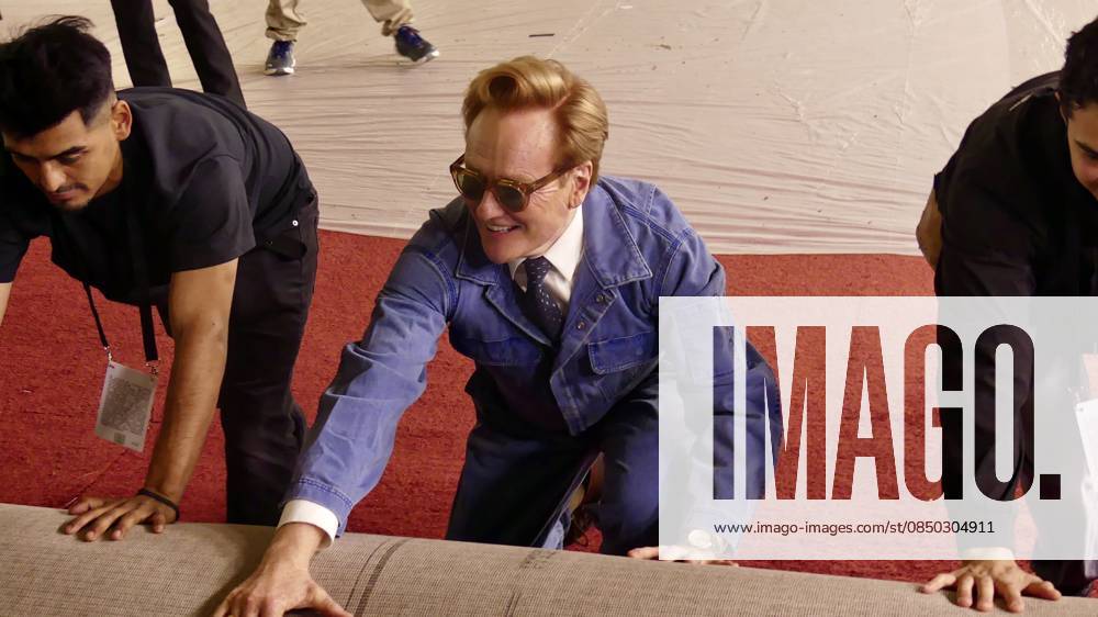 * Conan O Brien At Oscar s Carpet Roll-Out.* (NEW) *Conan O Brien At Oscar s Carpet Roll-Out.* March 11, 2026, Dolby Theatre, Ovation Hollywood, California, USA: Host of the coming March 15, Sunday s 2026 Oscars, event host Conan O Brien ceremonially-rolled out the 900-foot-long 2026 Oscars Red Carpet at the Dolby Theatre in Los Angeles, while assisting the crew, joking about the carpet s 6,000-lb weight, and momentarily reclining on the carpet for a photo-op seen around-the-world. Credit: Julia Mineeva EGBN News TheNews2 (Foto: EGBN News Thenews2 imago images) * Conan O Brien At Oscar s Carpet Roll-Out.*
