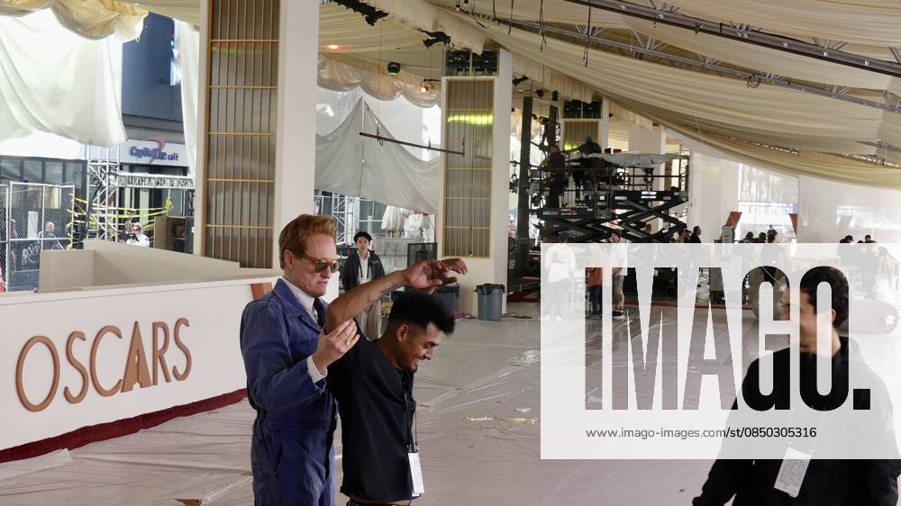 * Conan O Brien At Oscar s Carpet Roll-Out.* (NEW) *Conan O Brien At Oscar s Carpet Roll-Out.* March 11, 2026, Dolby Theatre, Ovation Hollywood, California, USA: Host of the coming March 15, Sunday s 2026 Oscars, event host Conan O Brien ceremonially-rolled out the 900-foot-long 2026 Oscars Red Carpet at the Dolby Theatre in Los Angeles, while assisting the crew, joking about the carpet s 6,000-lb weight, and momentarily reclining on the carpet for a photo-op seen around-the-world. Credit: Julia Mineeva EGBN News TheNews2 (Foto: EGBN News Thenews2 imago images) * Conan O Brien At Oscar s Carpet Roll-Out.*