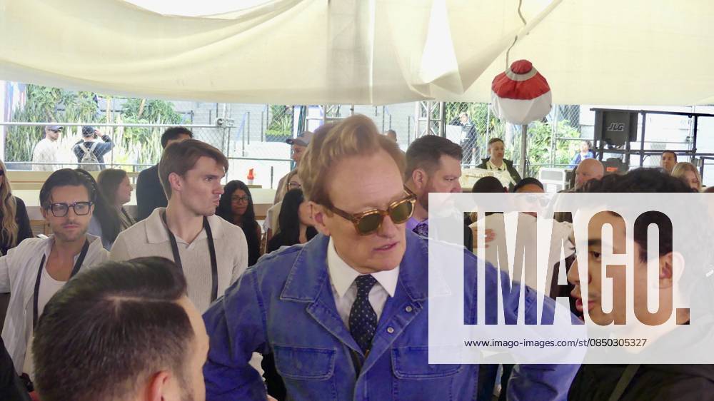 * Conan O Brien At Oscar s Carpet Roll-Out.* (NEW) *Conan O Brien At Oscar s Carpet Roll-Out.* March 11, 2026, Dolby Theatre, Ovation Hollywood, California, USA: Host of the coming March 15, Sunday s 2026 Oscars, event host Conan O Brien ceremonially-rolled out the 900-foot-long 2026 Oscars Red Carpet at the Dolby Theatre in Los Angeles, while assisting the crew, joking about the carpet s 6,000-lb weight, and momentarily reclining on the carpet for a photo-op seen around-the-world. Credit: Julia Mineeva EGBN News TheNews2 (Foto: EGBN News Thenews2 imago images) * Conan O Brien At Oscar s Carpet Roll-Out.*