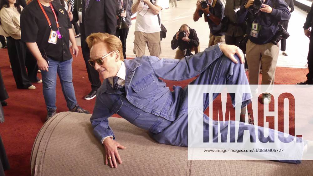 * Conan O Brien At Oscar s Carpet Roll-Out.* (NEW) *Conan O Brien At Oscar s Carpet Roll-Out.* March 11, 2026, Dolby Theatre, Ovation Hollywood, California, USA: Host of the coming March 15, Sunday s 2026 Oscars, event host Conan O Brien ceremonially-rolled out the 900-foot-long 2026 Oscars Red Carpet at the Dolby Theatre in Los Angeles, while assisting the crew, joking about the carpet s 6,000-lb weight, and momentarily reclining on the carpet for a photo-op seen around-the-world. Credit: Julia Mineeva EGBN News TheNews2 (Foto: EGBN News Thenews2 imago images) * Conan O Brien At Oscar s Carpet Roll-Out.*