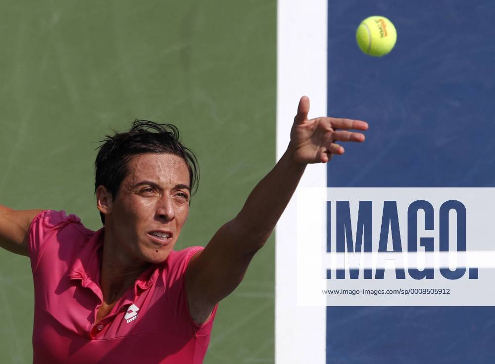 US Open 2011, USTA Billie Jean King National Tennis Center, Flushing Meadows, New York,ITF Grand Slam Tennis Tournament, Francesca Schiavone (ITA),Aktion,Einzelbild,Halbkörper,von oben,Querformat