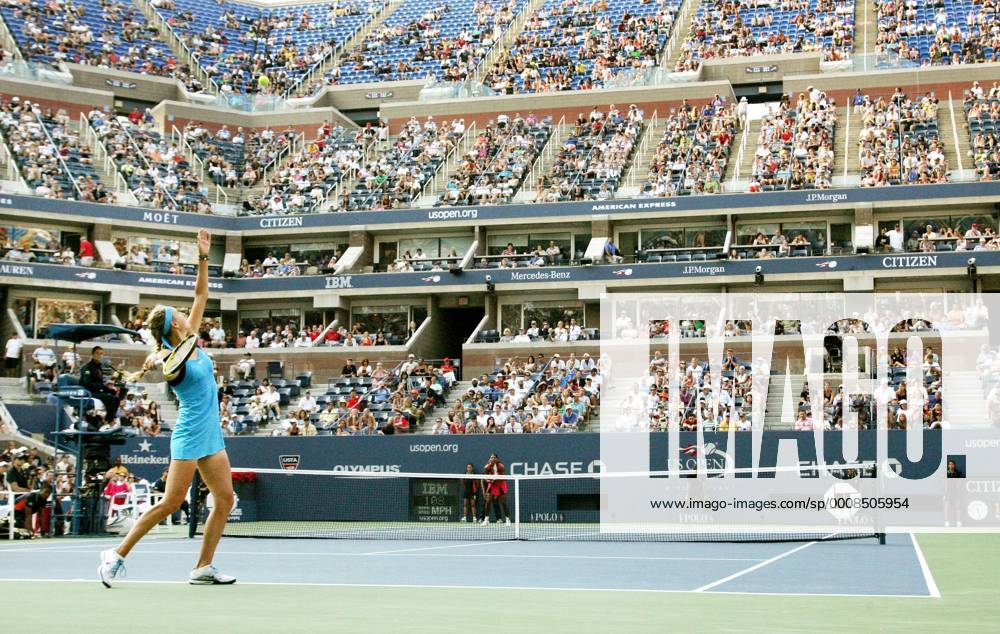 Victoria Azarenka of Belarus serves to Serena Williams, USA, in third-round action at the U.S. Open held at the National Tennis Center on September 3, 2011 in New York. Williams won 6-1, 7(7)- 6(5). - ZUMA o0 Totale Sportstätte Stadion Court USA