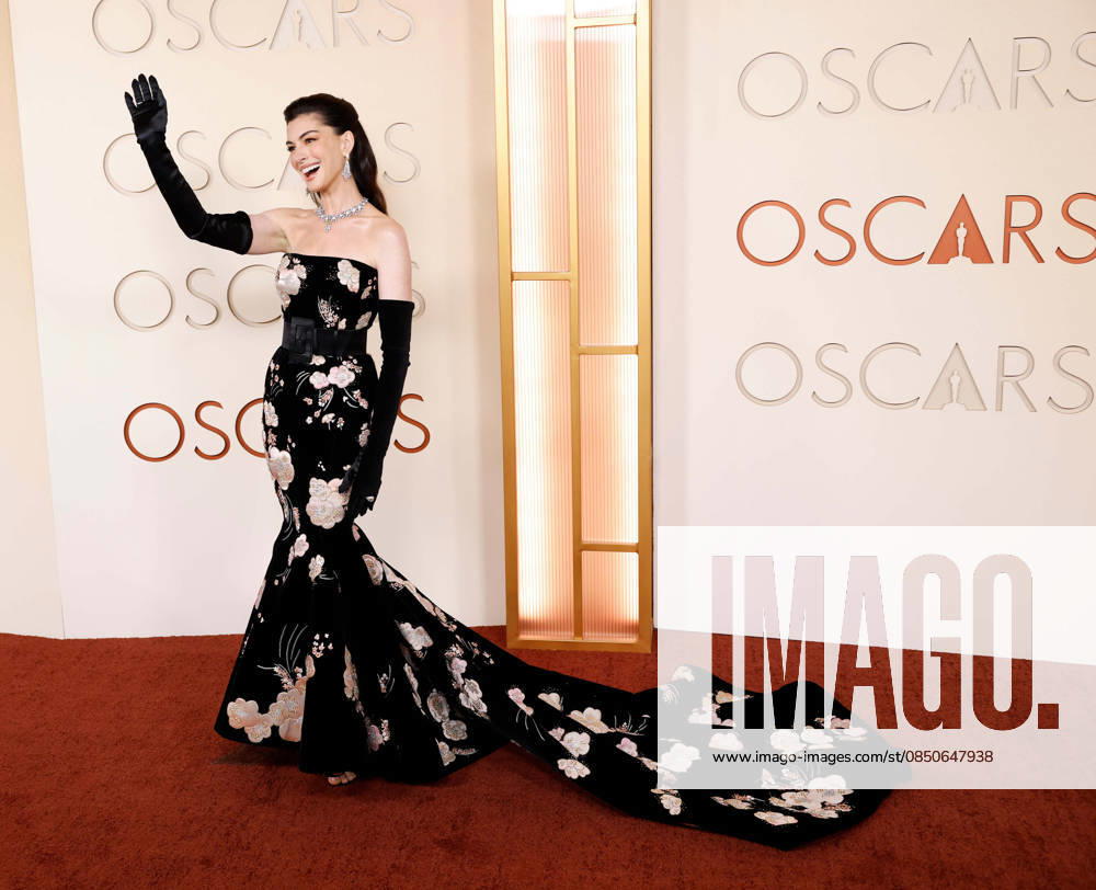 Anne Hathaway attends the 98th Oscars on the red carpet for the 98th annual Academy Awards in the Hollywood section of Los Angeles on Sunday, March 15, 2026. Conan O Brien will host the Oscars for the second consecutive year. LAP20260315674 JOHNxANGELILLO
