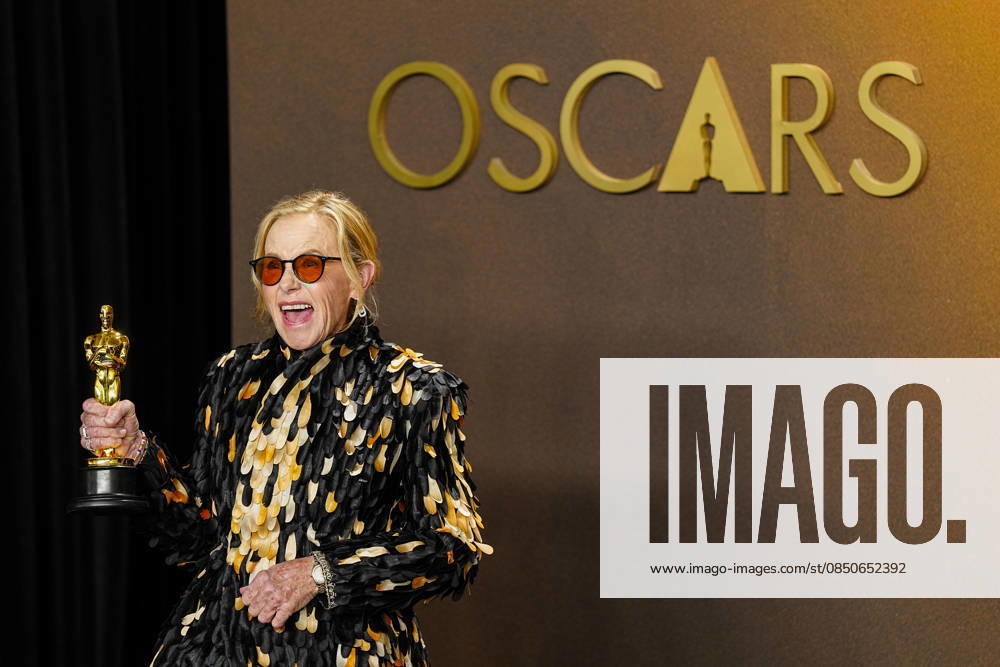 Amy Madigan holds the Oscar award in the press photo room after winning Best Actress in a Supporting Role for Weapons during the 98th annual Academy Awards in the Hollywood section of Los Angeles on Sunday, March 15, 2026. Conan O Brien is hosting the Oscars for the second consecutive year. LAP20260315301 BONNIExCASH