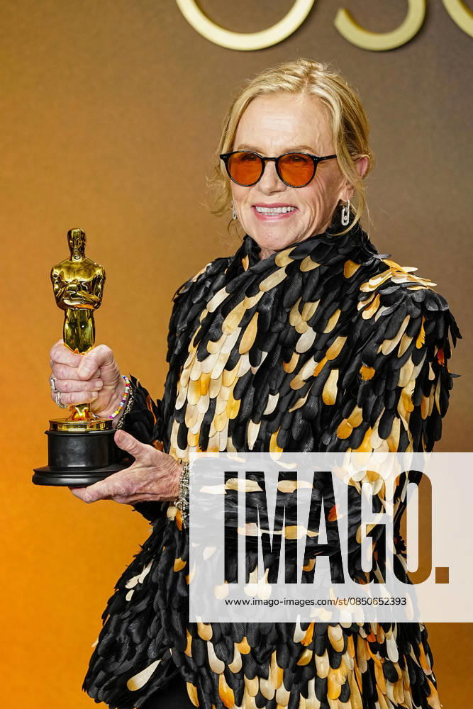 Amy Madigan holds the Oscar award in the press photo room after winning Best Actress in a Supporting Role for Weapons during the 98th annual Academy Awards in the Hollywood section of Los Angeles on Sunday, March 15, 2026. Conan O Brien is hosting the Oscars for the second consecutive year. LAP20260315302 BONNIExCASH